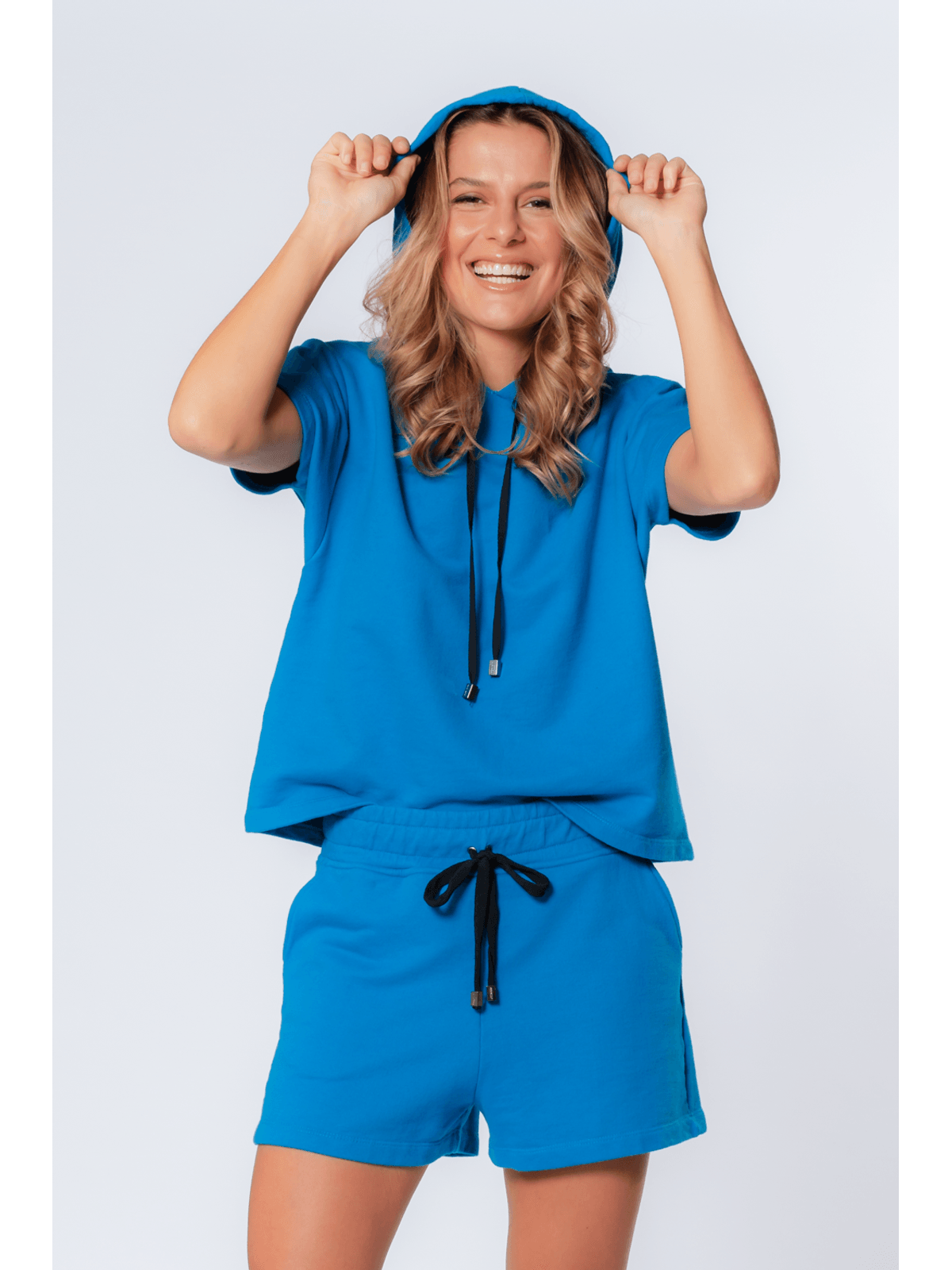 Blusa azul com capuz, da Avanzzo